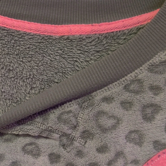 Super Soft Grey Fleece Pajama Shirt with Cat Design - Picture 2 of 8